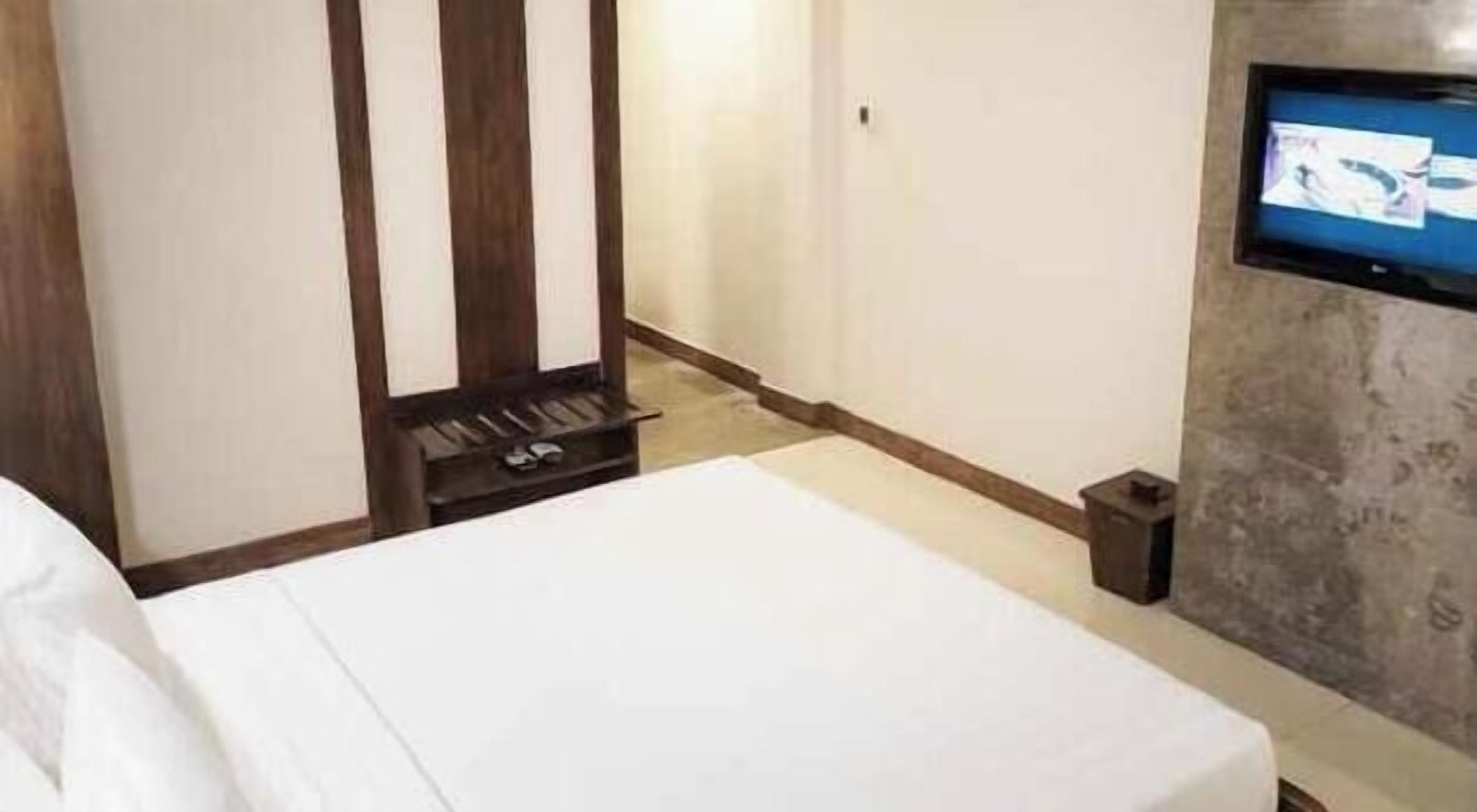 Cofres nos quartos, escrivaninha, berços grátis