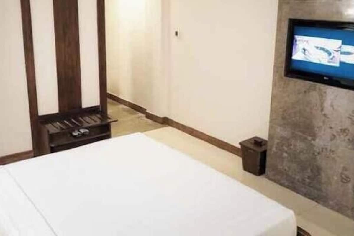 Cofres nos quartos, escrivaninha, berços grátis