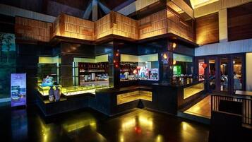 Melayani sarapan dan makan siang dengan sajian masakan internasional