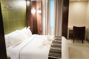 Zimmersafe, Schreibtisch, kostenlose Babybetten, Zustellbetten