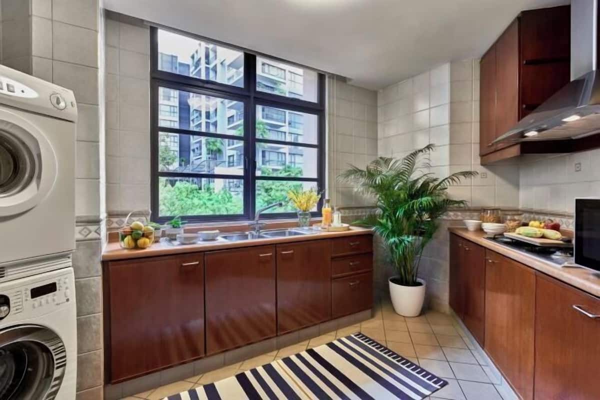 Cocina privada | Frigorífico, microondas, placa de cocina y hervidor eléctrico