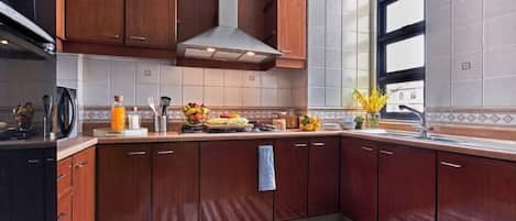 Apartment, 2 Bedrooms | Dapur peribadi | Peti sejuk, ketuhar gelombang mikro, dapur, cerek elektrik
