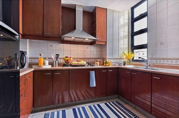 Apartamento, 2 quartos | Cozinha privada | Geladeira, micro-ondas, cooktop, chaleira elétrica
