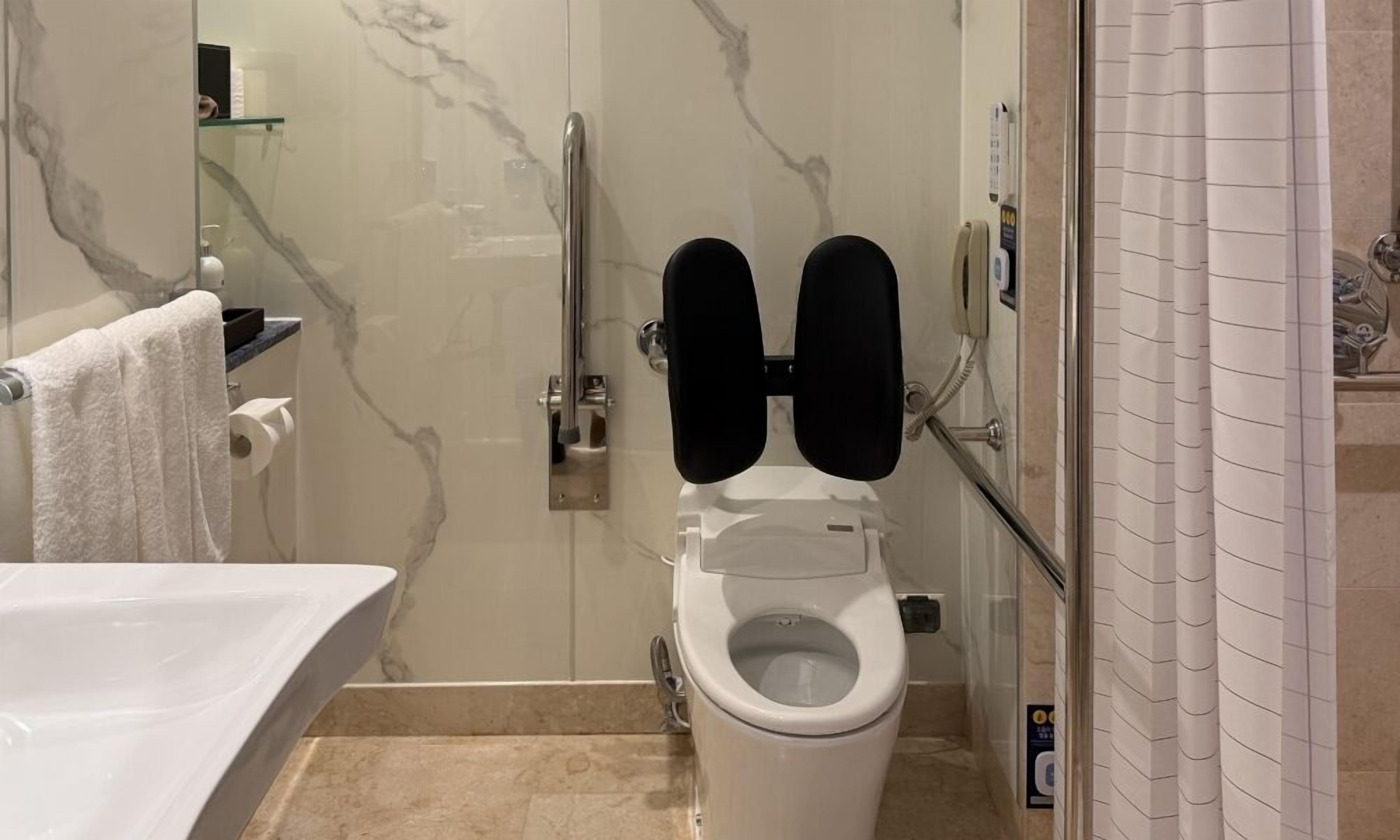 [Lobby Floor] Accessible Standard Room | Edredón y artículos del minibar gratis 