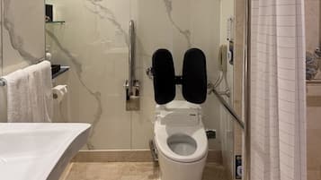 Standaard kamer | Donsdekens, een gratis minibar, een kluis op de kamer, een bureau