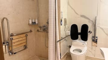 Standaard kamer | Donsdekens, een gratis minibar, een kluis op de kamer, een bureau