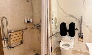 [Lobby Floor] Accessible Standard Room | Daunenbettdecken, kostenlose Minibar, Zimmersafe, Schreibtisch