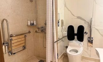 Cubrecamas y minibar con artículos gratuitos
