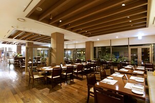 Buffet breakfast for a fee on weekdays