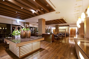 Breakfast, lunch, dinner served; international cuisine