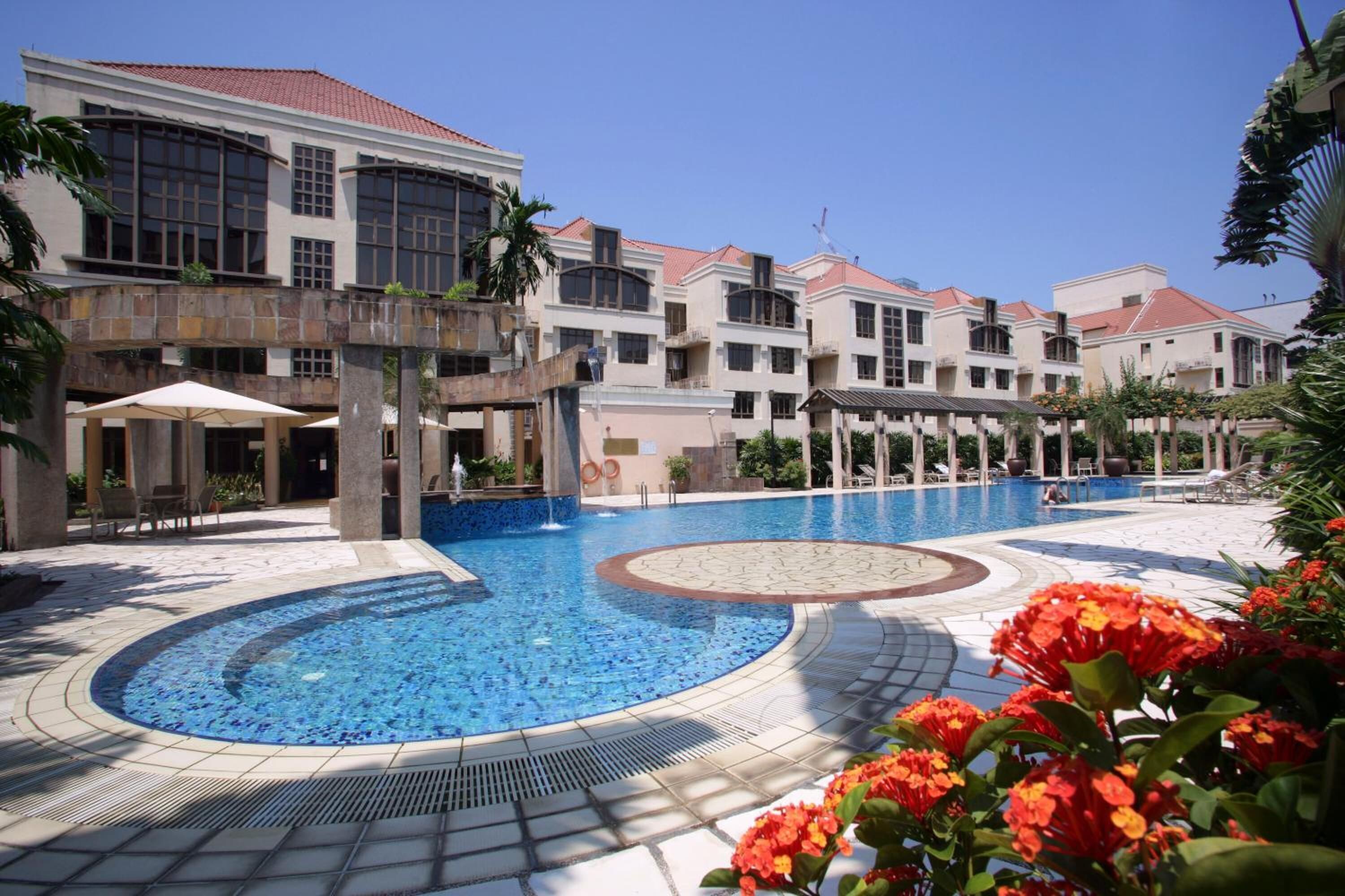 Kolam renang indoor dan kolam renang outdoor, dengan kursi berjemur