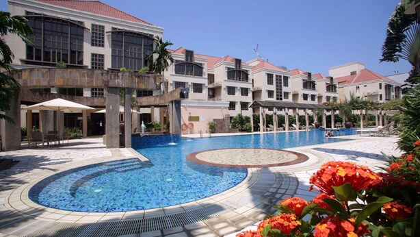 A hotel with a swimming pool, outdoor seating, and a well-maintained garden. - Village Residence Clarke Quay (Singapore)