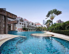 Una piscina cubierta, una piscina al aire libre, tumbonas