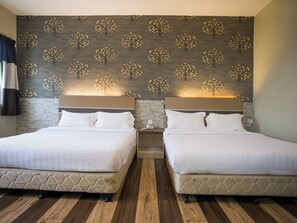 Suite familiar | Escritorio, cortinas blackout y tabla de planchar con plancha 