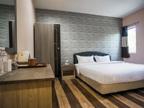 Bàn, màn/rèm cản sáng, bàn ủi/dụng cụ ủi quần áo