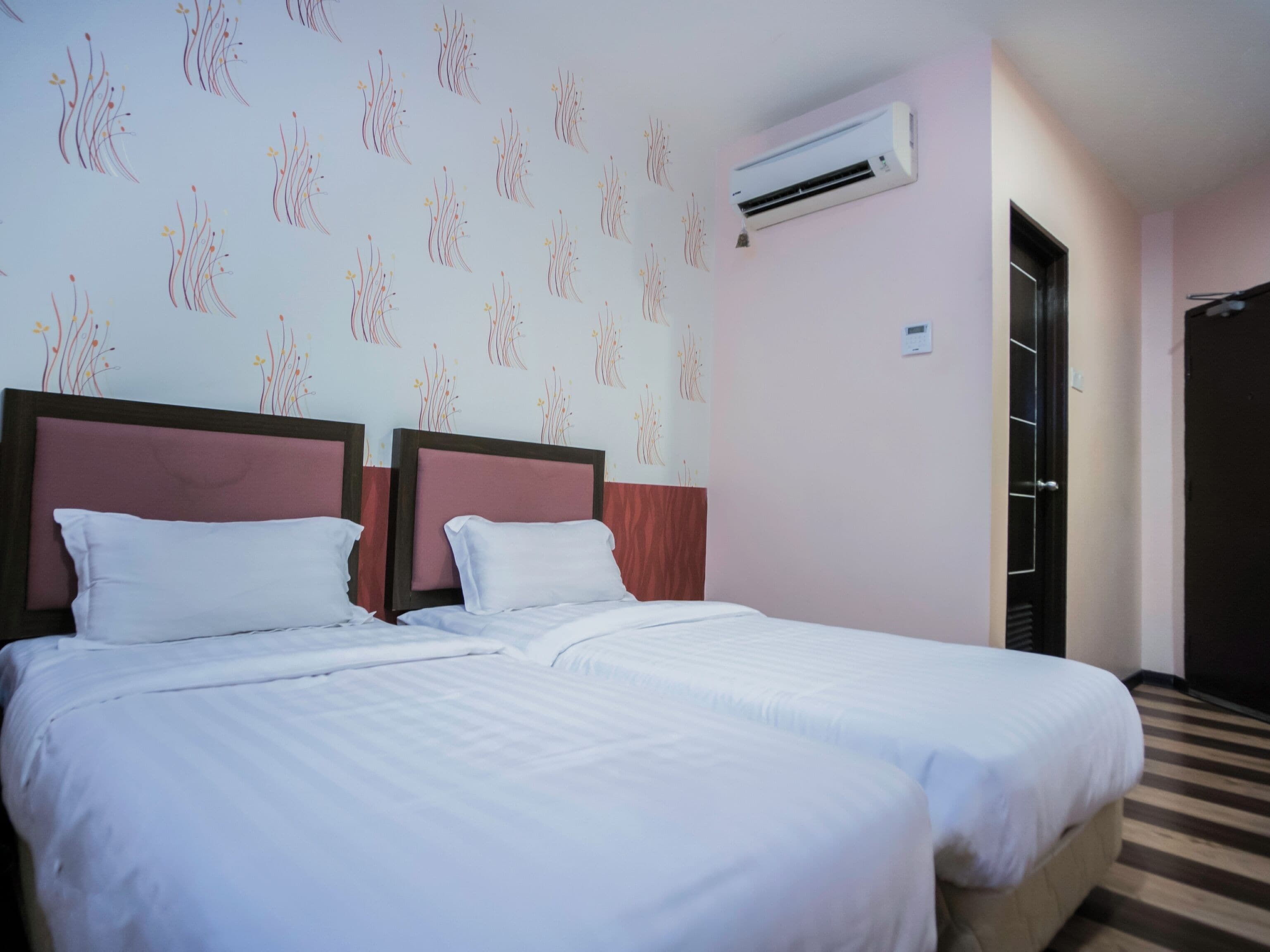 deluxe twin room | desk, blackout curtains, iron/ironing board, free wifi