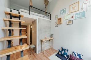 Private room double bed with bathroom - The Yard Hostel (Bangkok)
