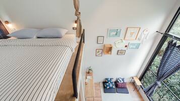 Private room double bed with bathroom | Soundproofing, free WiFi, bed sheets