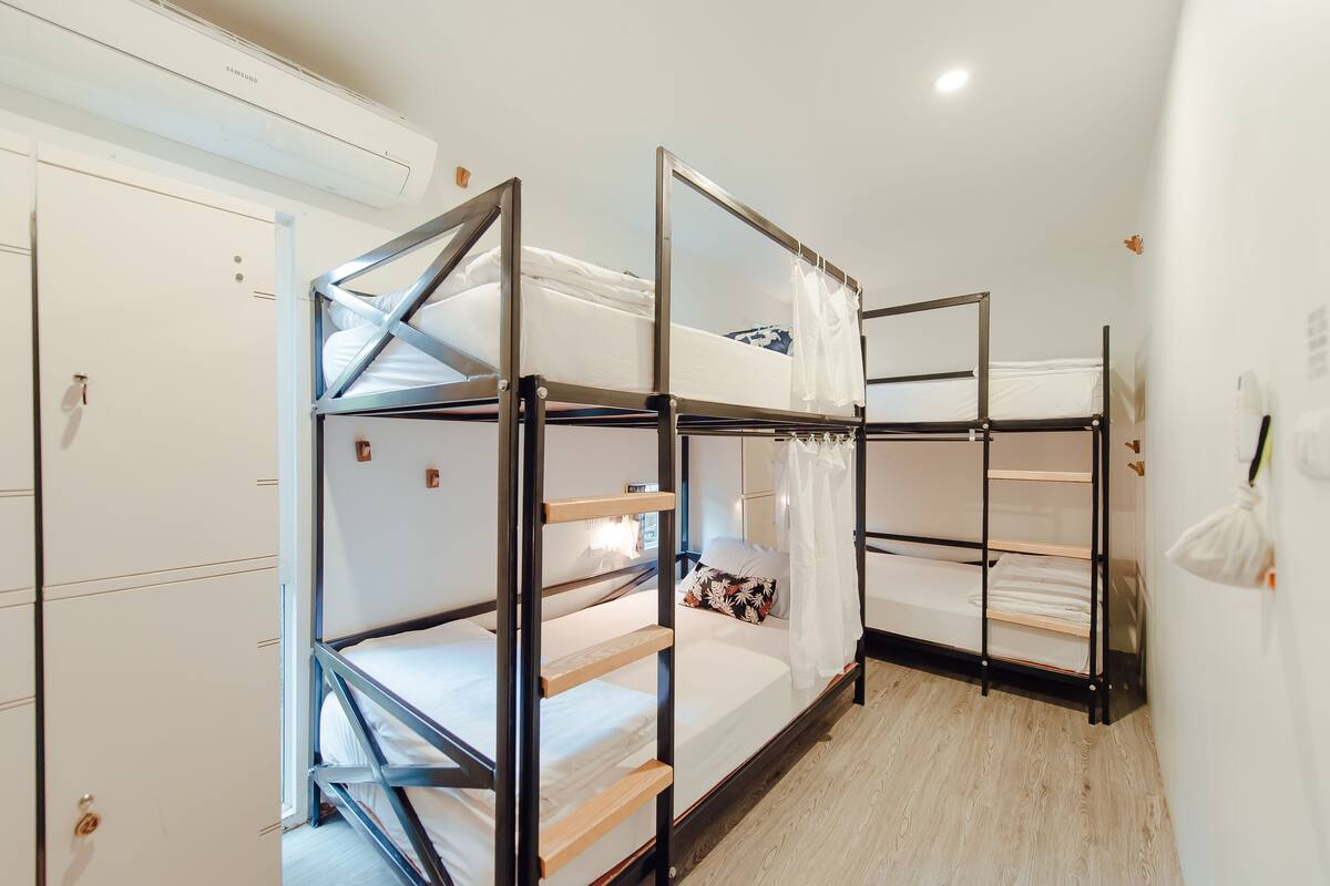 Soundproofing, free WiFi, bed sheets
