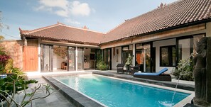 Una piscina al aire libre