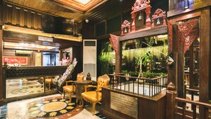 Un intérieur classique comprenant un comptoir d’accueil, un espace détente et des éléments décoratifs.