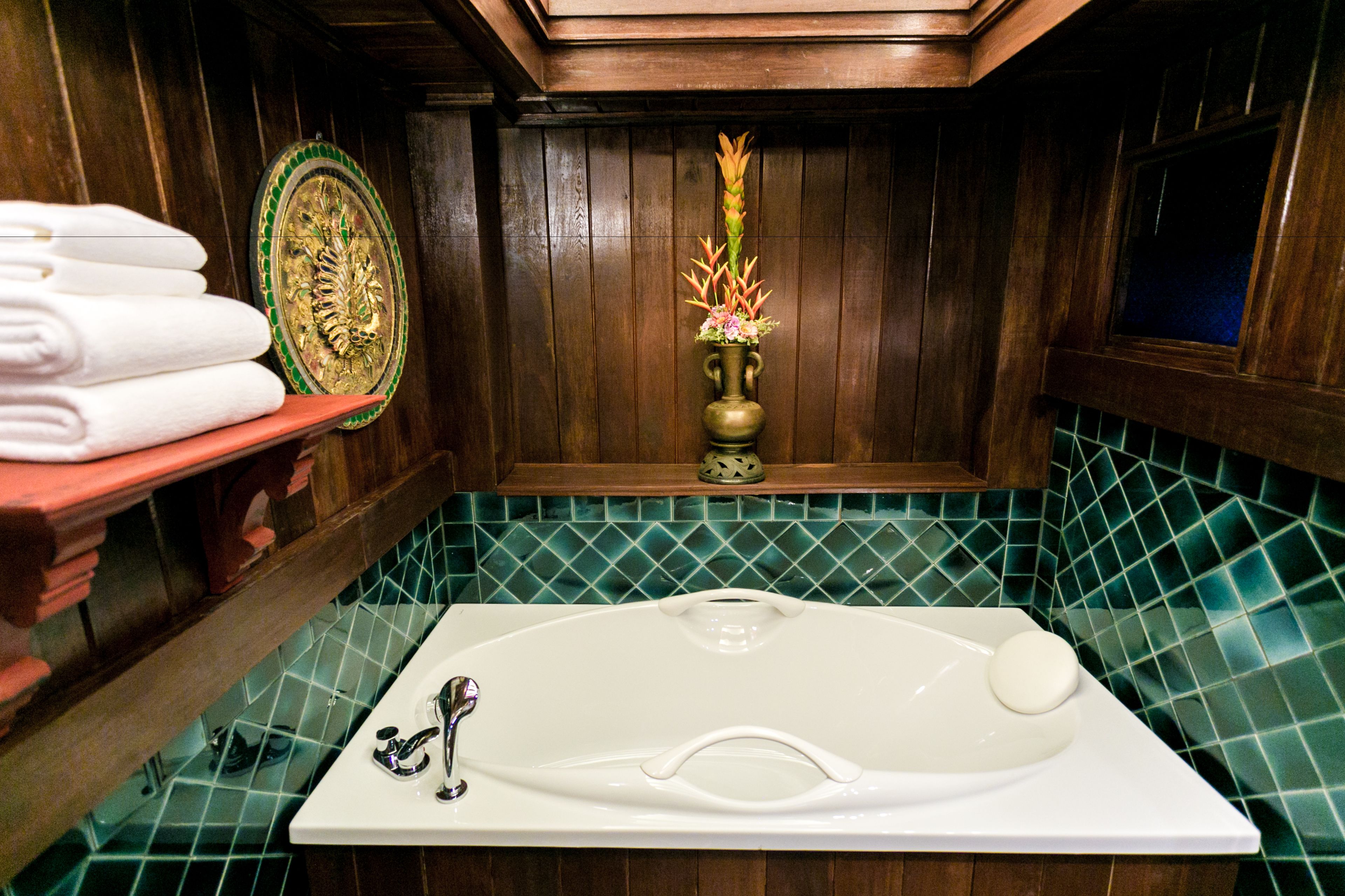 namton deluxe with bathtub | deep-soaking bathtub