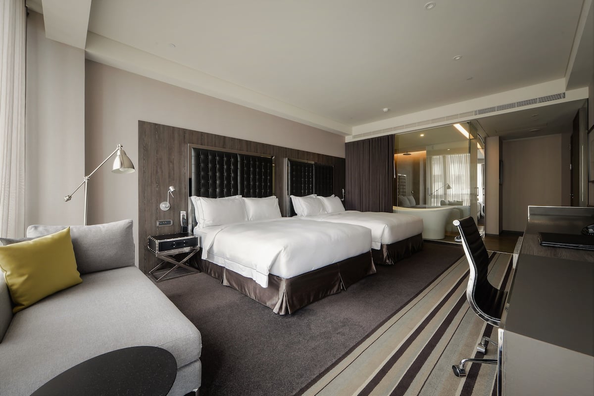 Bộ đồ giường cao cấp, chăn bông, minibar với thức uống miễn phí