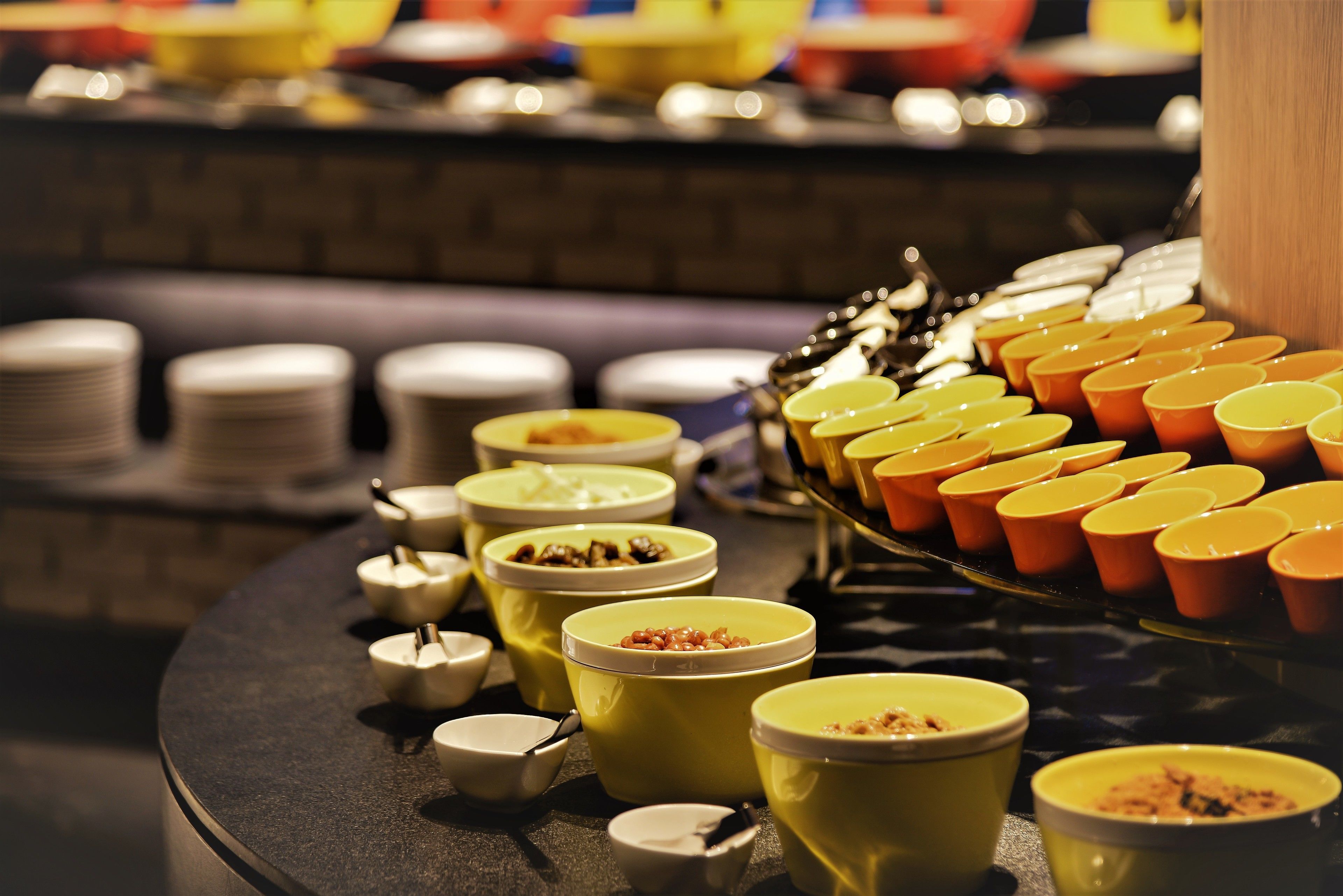 Un buffet avec différents plats et saladiers disposés sur une table.