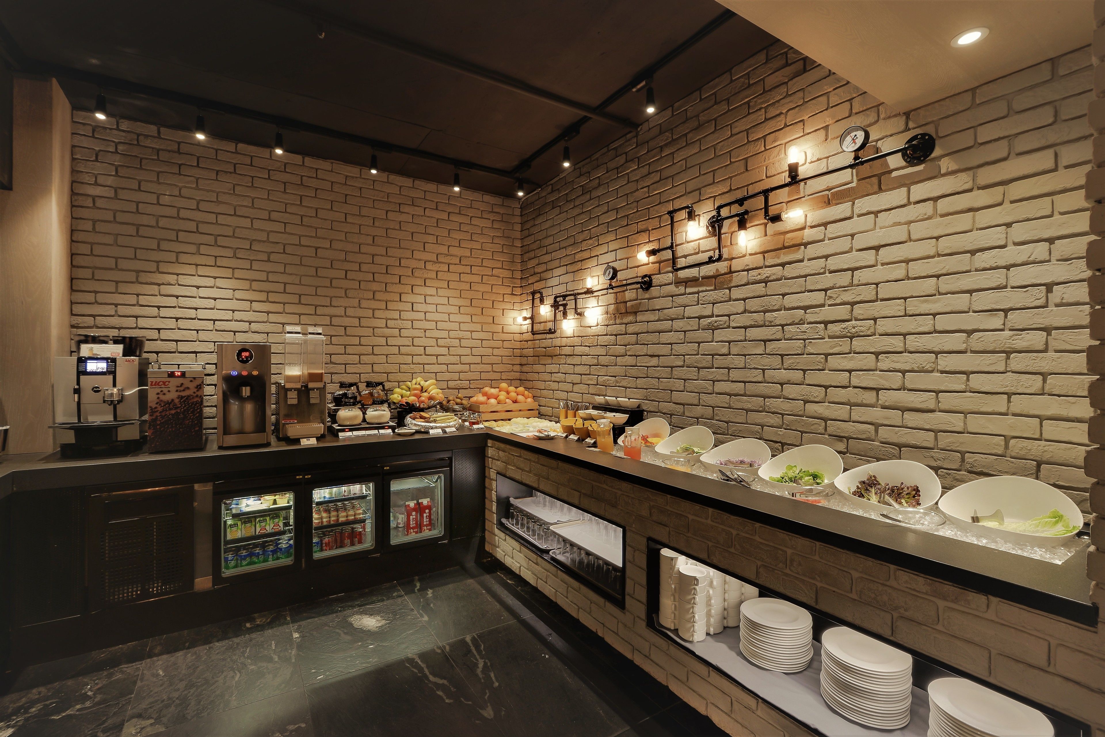 2 restaurants, breakfast served