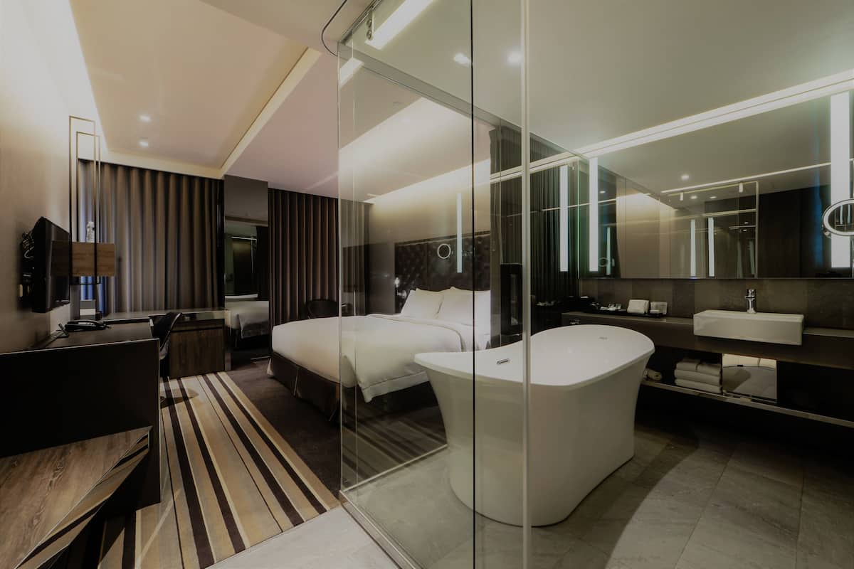 Phòng Suite có thiết kế đặc sắc, 1 giường cỡ queen | Bộ đồ giường cao cấp, chăn bông, minibar với thức uống miễn phí