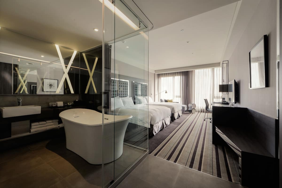 Bộ đồ giường cao cấp, chăn bông, minibar với thức uống miễn phí