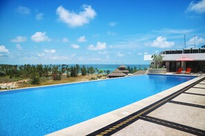 Outdoor pool, pool umbrellas, pool loungers - Grand Lagoi Hotel Bintan (Bintan)