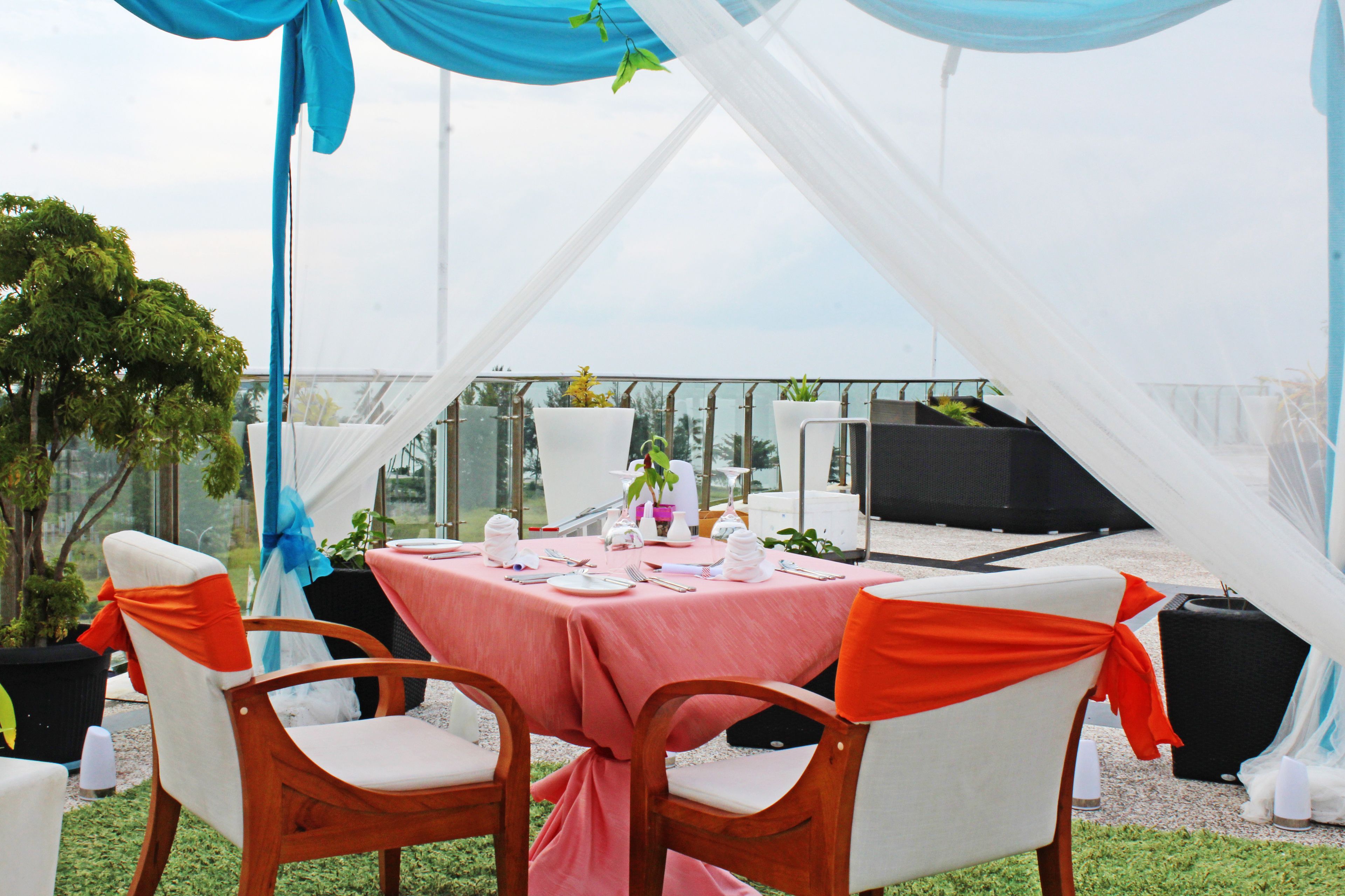 2 restaurants, breakfast, lunch, dinner served; international cuisine