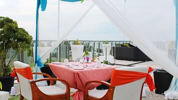 2 nhà hàng, phục vụ bữa sáng, bữa trưa, món ăn mang phong cách quốc tế