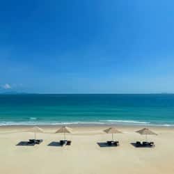 Accommodatie ligt op het strand, wit zand, ligstoelen, parasols