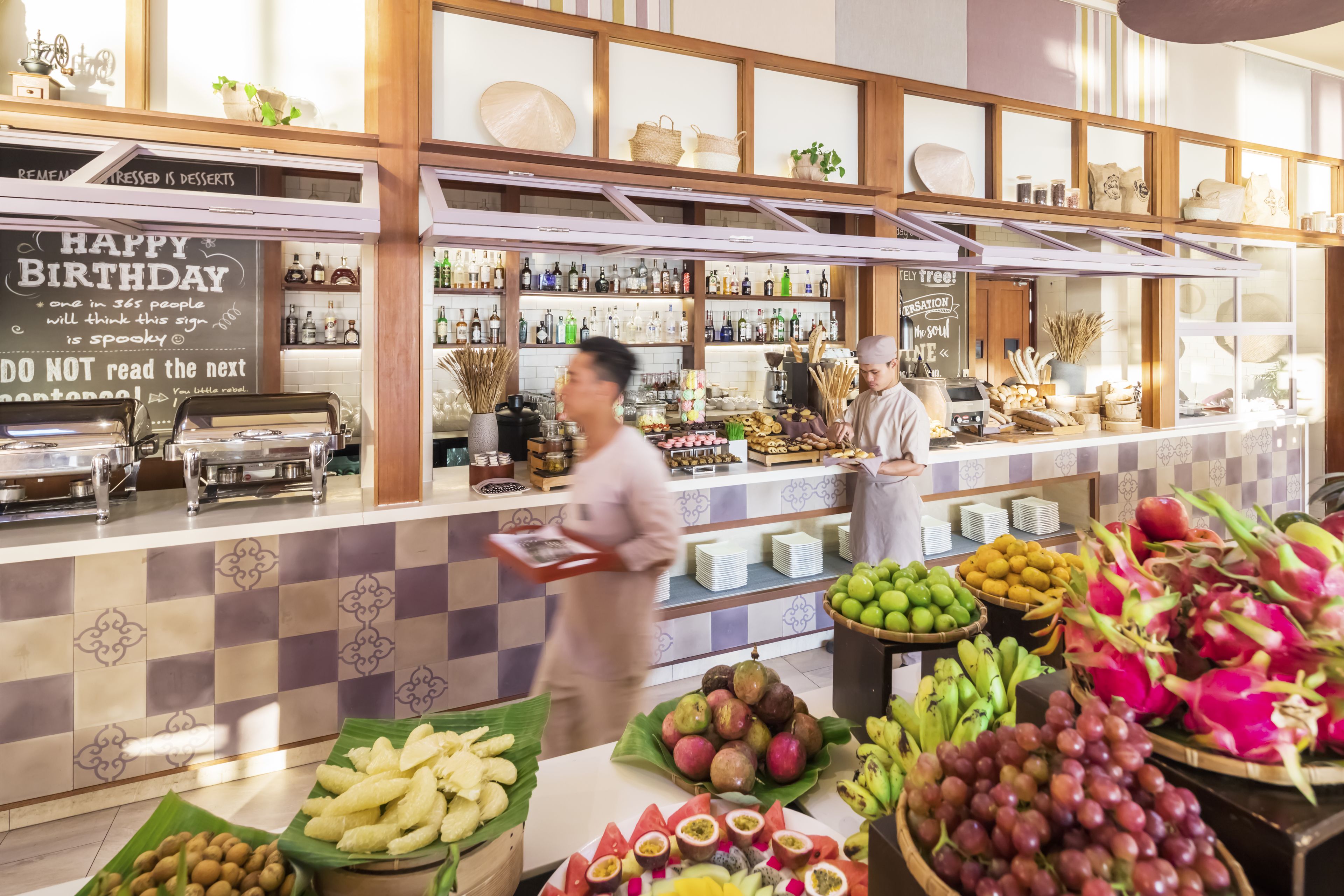 2 restaurants, breakfast served