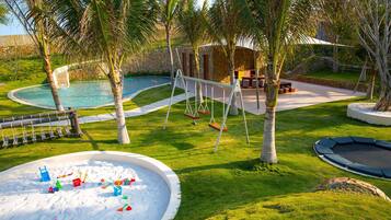 Zona de juegos infantil al aire libre