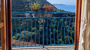 A balcony with a view of a coastal landscape, including hills and the sea. - La Casa sul Blu Albergo Diffuso (Pisciotta)