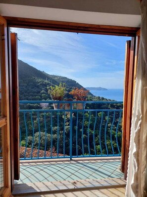 Minibar, tabla de planchar con plancha y ropa de cama 