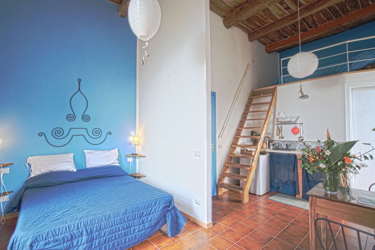 Habitación cuádruple Premium, 2 camas dobles, vistas al mar | 1 dormitorio, minibar, tabla de planchar con plancha y ropa de cama