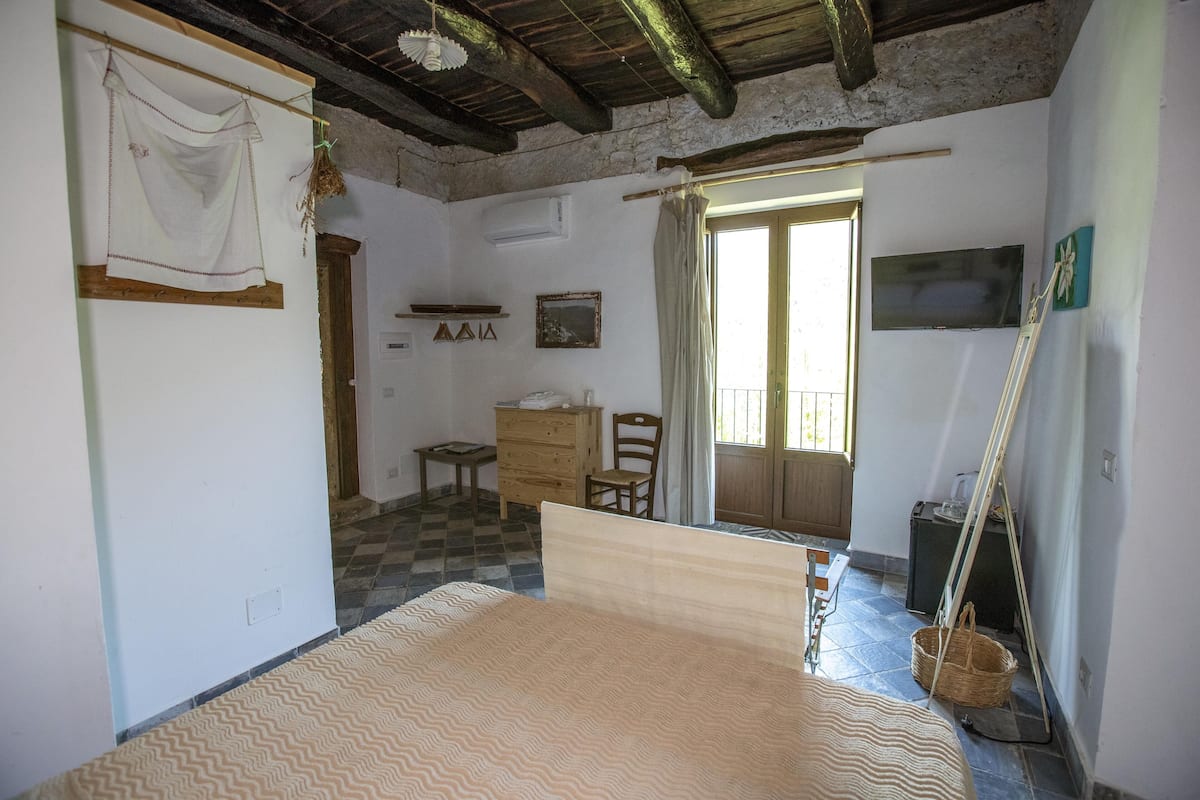 Habitación estándar doble, 1 cama doble, vistas al jardín | 1 dormitorio, minibar, tabla de planchar con plancha y ropa de cama