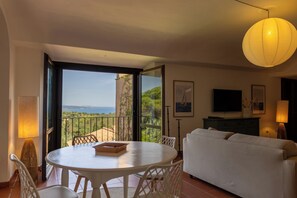 Deluxe Apartment | Living area | Flat-screen TV - Agriturismo Pimpinnacolo (Monte Argentario)