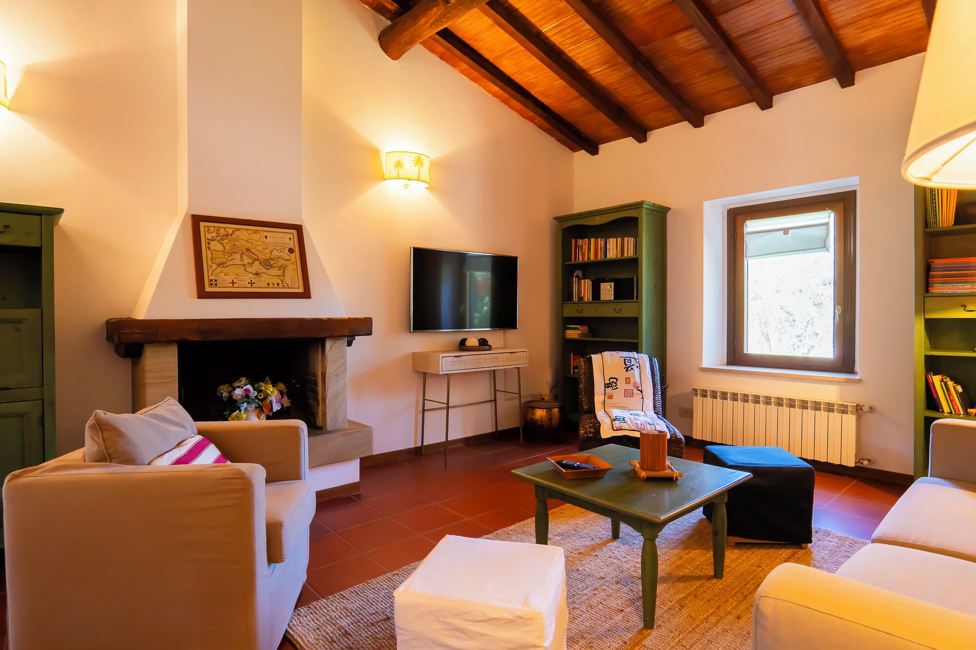 Una sala de estar acogedora con chimenea, televisor y estantería.