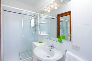 Apartamento, 3 quartos | Banheiro | Produtos de toalete grátis, secador de cabelo, bidê, papel higiênico