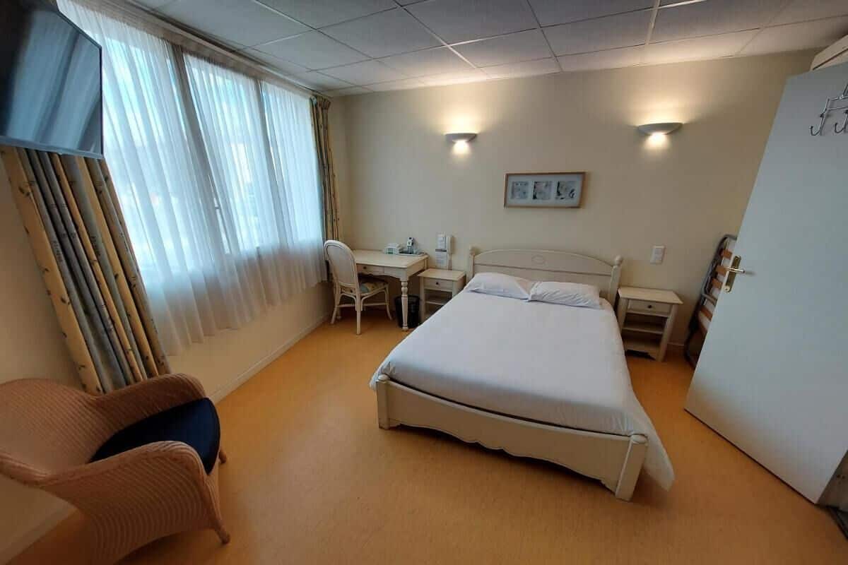Desk, soundproofing, free cots/infant beds, rollaway beds