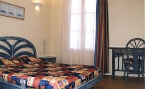 Desk, soundproofing, free cribs/infant beds, rollaway beds - Hotel Le Relais Des Deux Vallees (Salvagnac)