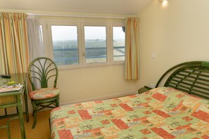 Desk, soundproofing, free cribs/infant beds, rollaway beds - Hotel Le Relais Des Deux Vallees (Salvagnac)