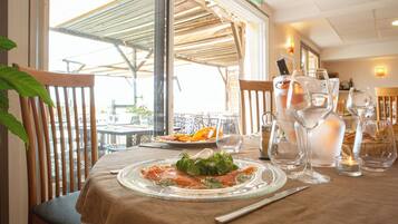 Serveert lunch en diner, Franse gerechten