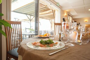 Déjeuner et dîner servis sur place, spécialités Cuisine française