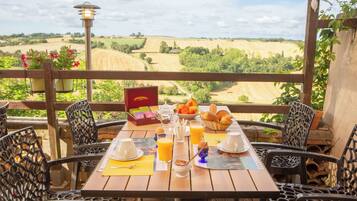 Dagelijks continentaal ontbijt (EUR 8.00 per persoon)